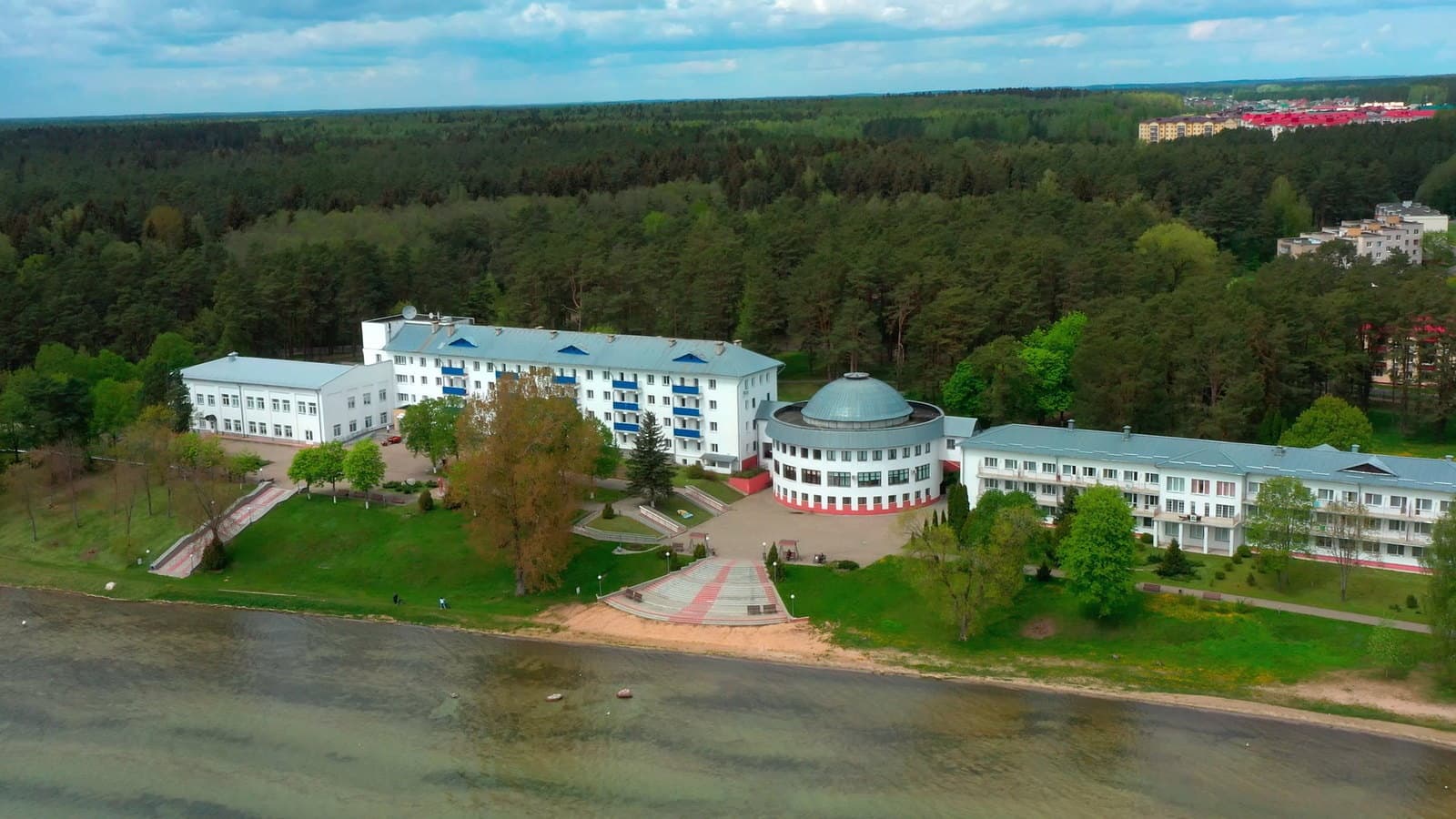 Санаторий «Нарочь» — корпуса и парк на берегу Нарочи — фото: sannaroch.com
